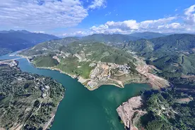云南镇沅：绿水青山引客来图片
