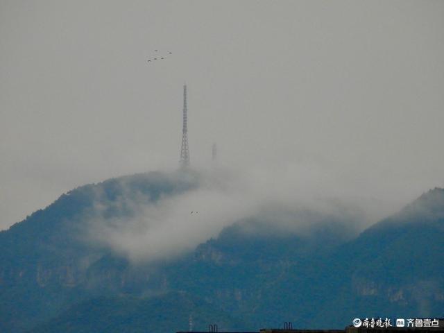 雨后，济南燕子山出现云瀑奇观