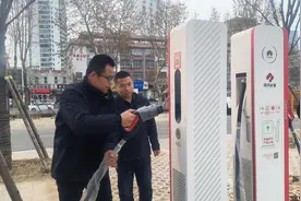 一杯咖啡，满电出发，兰山城投超充项目便利临沂市民绿色出行图片