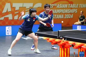 乒乓球亚锦赛林诗栋/蒯曼混双夺冠图片