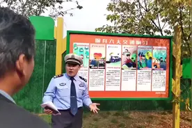 交警带准驾驶员“逛公园” 漫步畅聊交通安全事图片