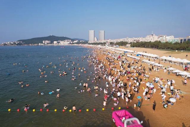 火爆！威海的海边，人山人海，场面壮观！