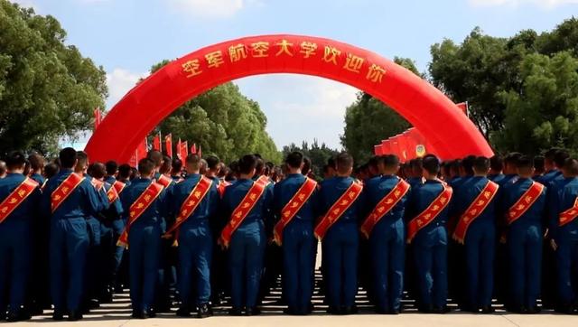 多名河南学生坐运-20飞机上大学