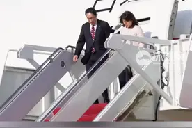 岸田文雄抵达美国开始国事访问，日本网民发现只有美国驻日大使来接机引嘲讽图片