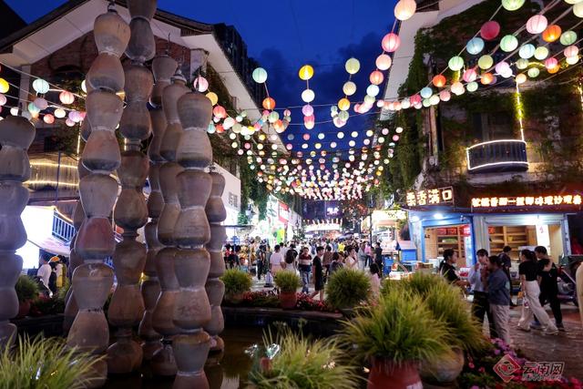 云南建水紫陶街：“非遗+”焕发暑期夜市经济活力