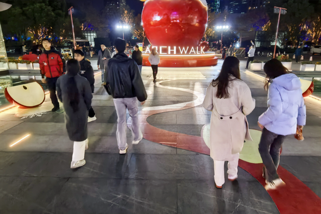 氛围感拉满！金虹桥商场化身“苹果小镇”