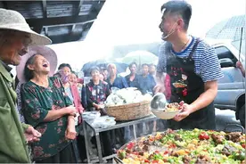 孝行齐鲁｜帮厨爱心餐厅，这位公交司机免费为社区老人做饭送餐图片