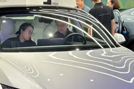 汽车置换补贴范围扩至外牌旧车，双休日申城消费者看车购车热情高图片