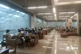 有你家娃吗？暑假余额不足，“补作业大军”占领图书馆图片