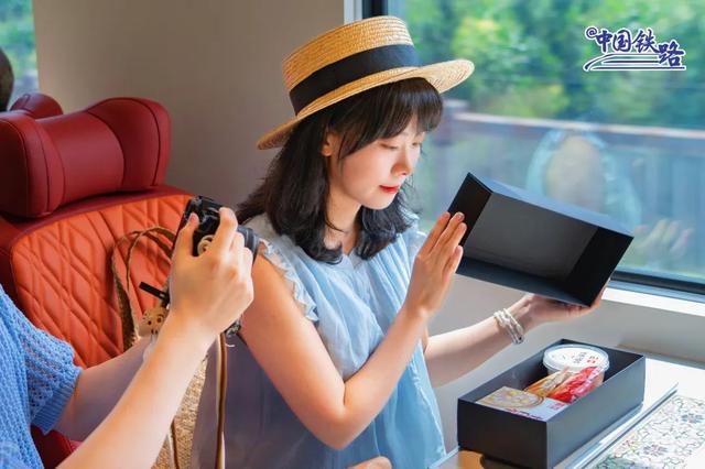 全景大窗、渐变涂装，超火旅游列车近期每天开行！