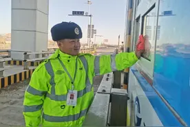 “老班长”王刚：拾金不昧暖人心，平凡岗位显真情图片