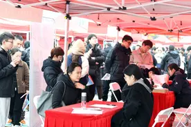 春风里的“双向奔赴”——咸宁市2025年“春风行动”大型专场招聘会侧记图片
