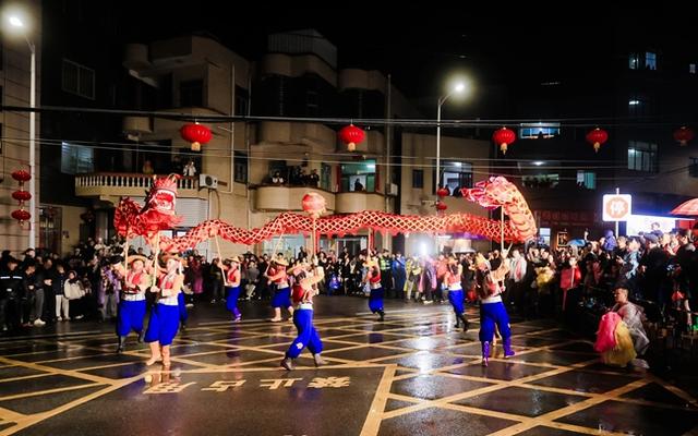 惠女游灯闹元宵 雨中游园别样风情