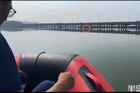 老人钓鱼突遇涨潮被困桥底，水已淹没到胸前……救援队紧急救助图片