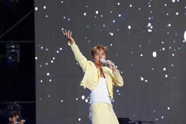 直击 || 览山的昨夜星辰：张靓颖杨宗纬吴克群唱醉大美银川！