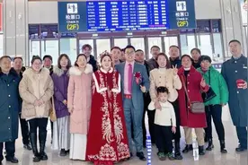 大雪封路，他们却坐上了最贵的“婚车”！图片