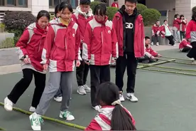 竹竿舞“跳”进课堂……你上过哪些有趣的体育课？图片