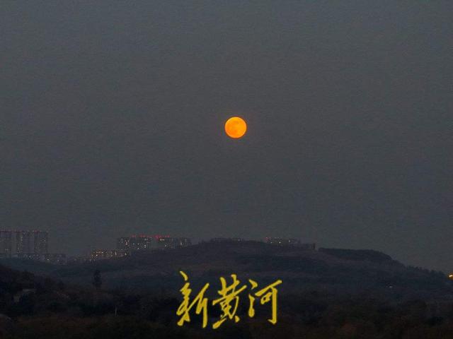 湖光月色！济南华山湖畔赏红月凌空