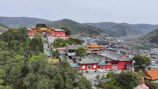 五台山国庆首日洋溢“中国红” 游客畅享金秋古建美景