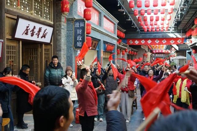 西延高铁开通运营 “延安1938”成打卡热点