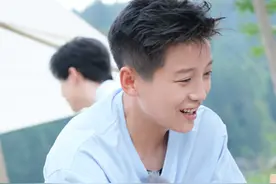 《花儿绽放》走进贵州举办“村奥会”，汪涵惨遭姚晨敲脑瓜图片