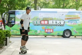 六旬张朝阳时隔20多年再玩滑板，透露摔了一跤：比跑步更有趣图片