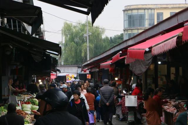 龙泉的早高峰在西河综合市场