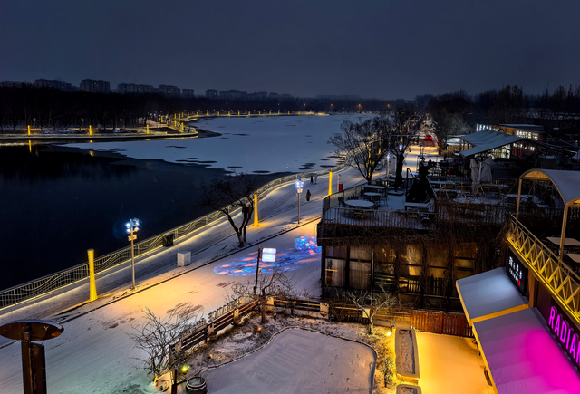 绚丽夜景搭配皑皑白雪，顺义罗马湖焕新亮相