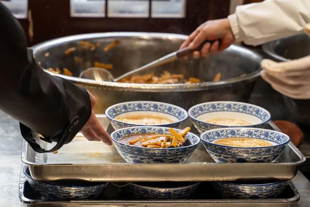 姑苏早点来丨一碗素面，一院金黄