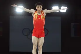 男子蹦床决赛，湖南运动员严浪宇获铜牌图片