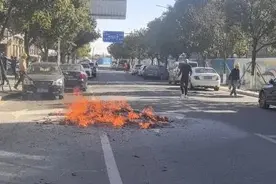 小货车突然起火！还伴有噼里啪啦的声音......图片