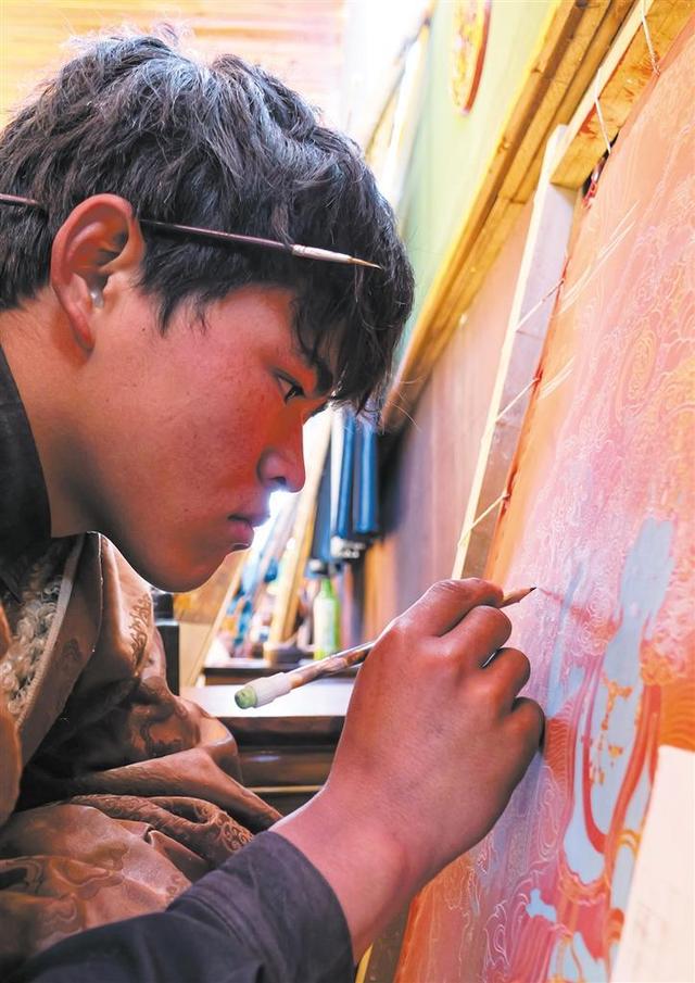 西藏昌都 以红色为主基调的古城
