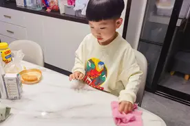 以爱之名，孩子们用实际行动定格美好图片