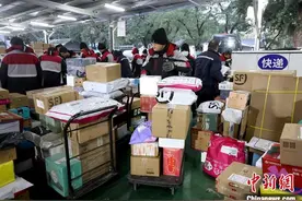 2023年中国邮政行业寄递业务量预计超1600亿件图片