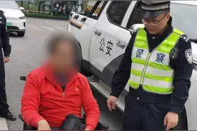 男子乘坐轮椅误上公路 交巡警暖心解困图片