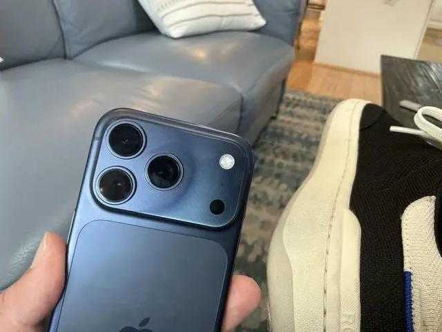 iPhone17 Pro Max被曝机身褪色，星宇橙变玫瑰金