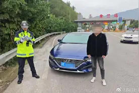 四川一15岁学生无证驾驶轿车上高速图片