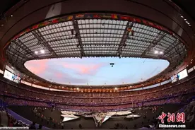 巴黎奥运会闭幕，孙颖莎作为亚洲代表登台图片