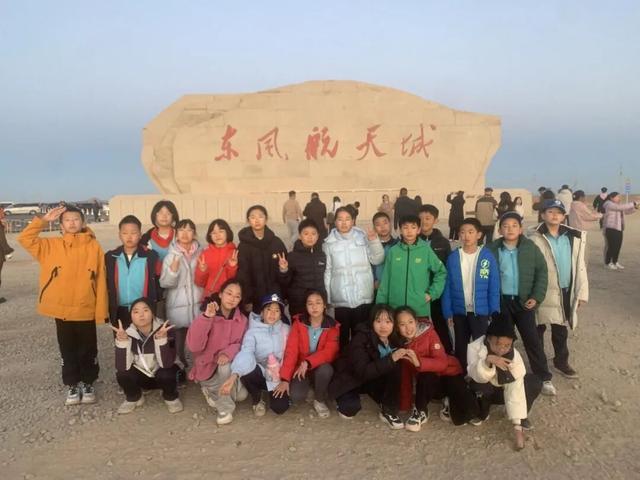 神舟二十一号成功发射 北京交通⼤学附属⼩学师生现场观礼