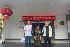 女子骑电摩拒不戴头盔，妨碍公务被依法处罚图片