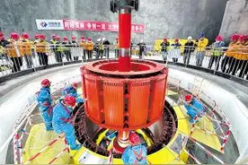 亚洲最大！滇中引水石鼓水源工程 首台水泵机组转子吊装完成图片