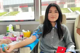 潍坊：闪耀的红涌动校园 大学生挽起衣袖无偿献血图片