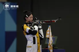 运动员同款发卡、玩偶、毛巾跟着走红，冷面枪手也有活泼的B面图片