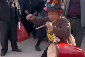 小孩哥打腰鼓，神情动作拿捏住了图片