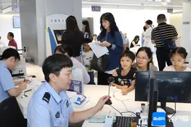 暑期办证高峰怎么办？海口龙华警方有招→图片