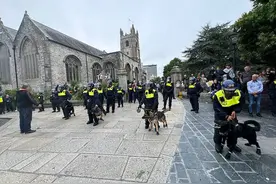 骚乱持续，英国部署4000防暴警察应对抗议图片