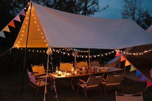 东港，把红叶与暖阳都拥入怀