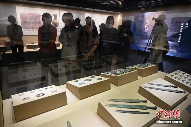 游客参观和林格尔土城子遗址公园