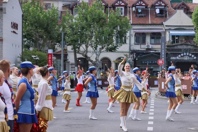 上海旅游节表演方阵舞进这个商圈，“消费积分量明显提升”