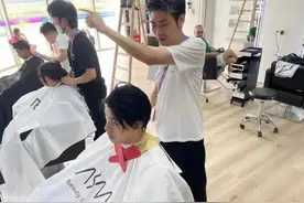游“飞”泳帽的他剪头发了！网友：听妈妈的话图片